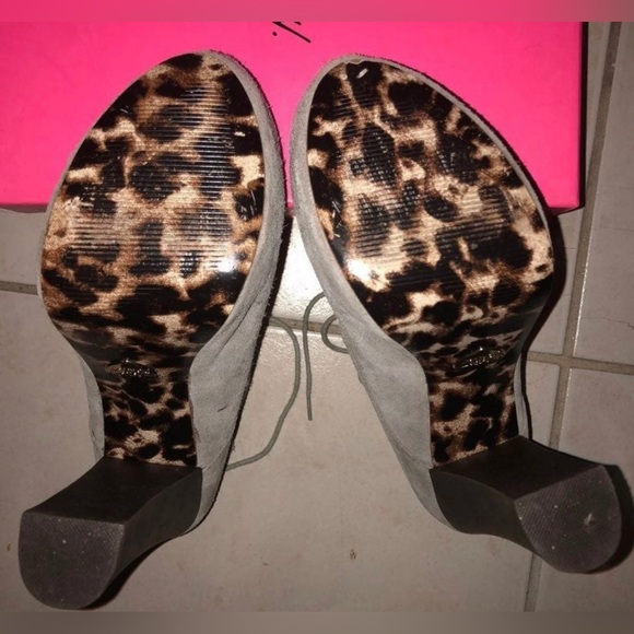Rare Vintage Betsey Johnson Serenn grey suede platform laceup booties - Picture 4 of 7